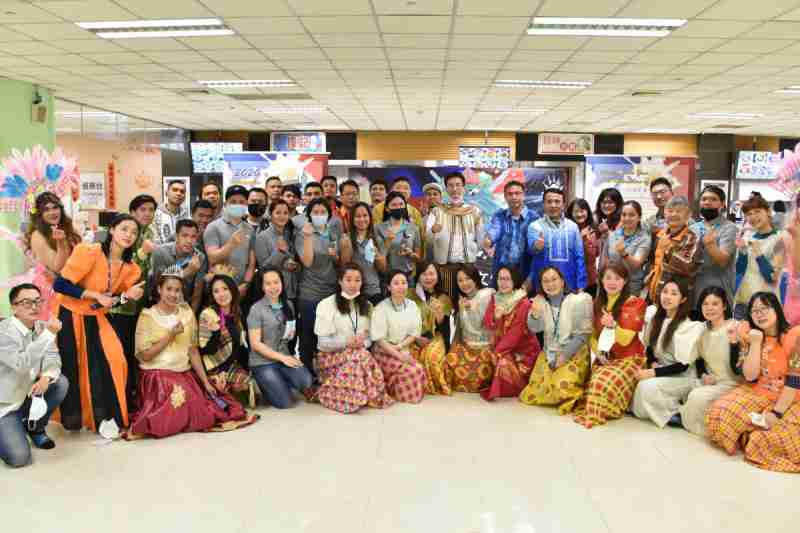 友達推動「安心、、、創新、、、用心、、、同心、、盡心」五星職旅，，，，為菲籍員工打造全方位照護，，，，首度贏得「人權實踐與發展領袖獎」殊榮