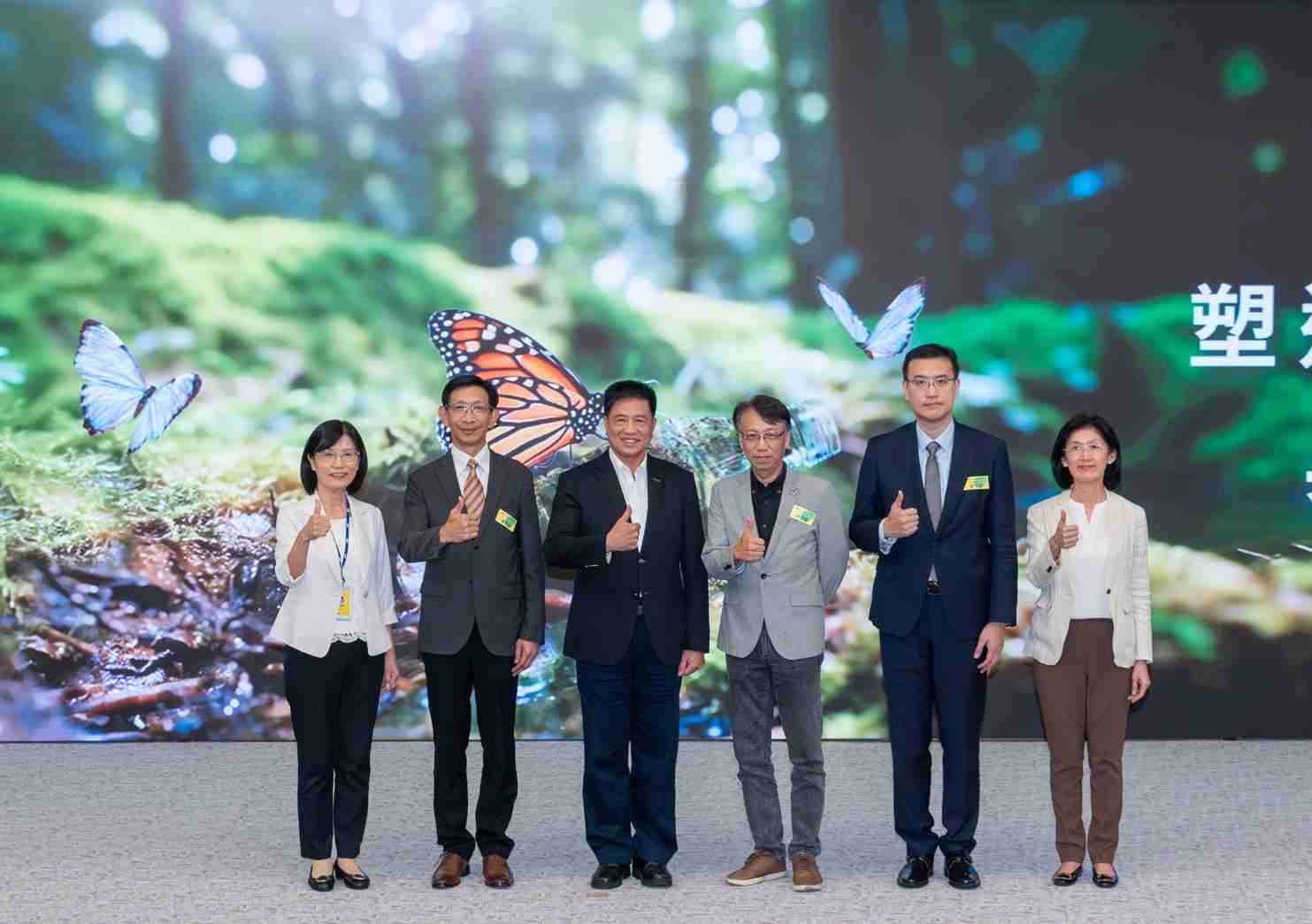 友達2023 CSR共榮大會，，，，邀請領域專家分享交流生物多樣性管理趨勢、、無塑產品、、、海廢永續塑料等議題  （圖左到右：友達光電永續長古秀華、、、3M台灣技術長陳君杰、、、、友達光電董事長暨集團策略長彭双浪、、光寶科技企業永續發展處處長陳慶暉、、、、安永聯合會計師事務所執業會計師曾于哲、、、、友達光電供應鏈總部副總經理吳宜芳）