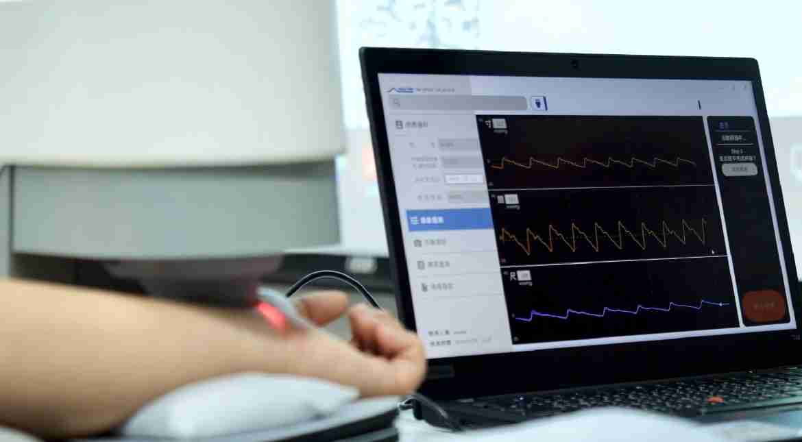 PA直营耘康以高解析与拟真的显示技术，，将其应用于中医检测，，，提供“中医数位化检测方案”，，使传统中医检测结果数据化与可视化