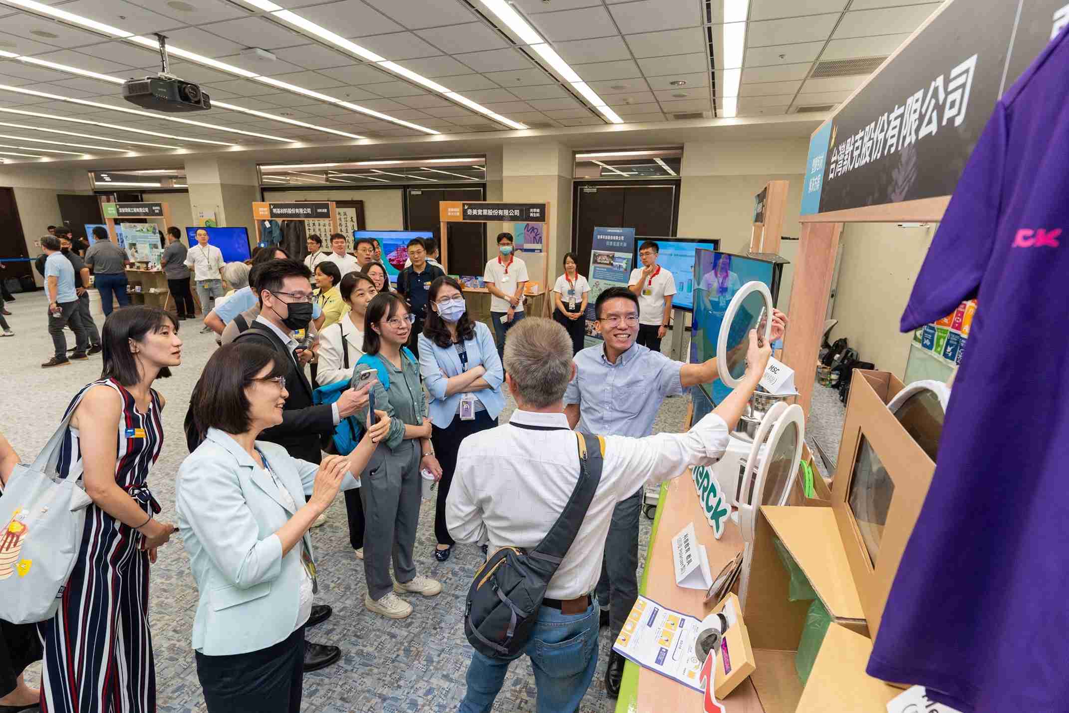 PA直营连手产业伙伴策划首届生态圈联展，，，展示如何将废塑料循环再利用，，，，创新解决方案包括：塑料包材再生与循环使用、、、再生塑料研发及应用、、、、废塑料回收再生技术、、、、减塑生活提案等